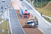 高速道路の緊急停止レーンが完璧に機能している動画のまとめが人気に。