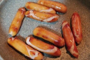 【画像】ウインナーを「フライパン」で焼くとこうなるなのです…