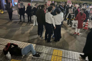 Colabo「バスカフェ休止」の抗議集会で反対派と衝突　「撮影するな！」「お巡りさんがおかしい」と絶叫