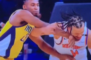 【NBA】ブランソンが「相手の腕を掴んで自分の顔を殴らせる」という高等テクニックを披露