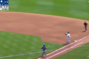 【衝撃動画】MLBで世界中を揺るがすほど、前代未聞の珍プレーが発生してしまうｗｗｗｗｗ 草野球かよｗｗｗｗｗ