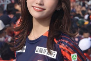 「とんでも美女サポ」「セクシー」「AIかと」大宮のユニフォームを着たモデルに反響…実は選手のいとこ