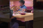 香港メディア　香港のスシローでも迷惑行為か？男児が食べ終えた皿をレーンに戻す　家族も制止せず  [2/2]