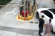 【動画】中国、嫌な予感しかしない！初心者女性ドライバーが駐車場料金所ブースに…!?