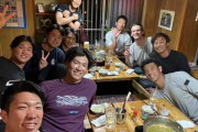 【虎番リポート】救援陣が昨季無念の離脱ケラーと沖縄で祝杯　巨人移籍の元同僚に岩崎が“らしい”エールも