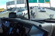 【動画】立ち往生してしまったバイクを大型車が助ける動画が話題に・・・