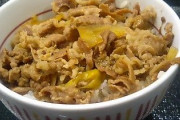 牛丼を箸で食ってるやつ見ると笑いが止まらなくなるんだが普通スプーンだよな？
