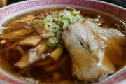 【画像】外国人「日本さぁ、ラーメンの具ってチャーシュー以外は邪道だろ？」