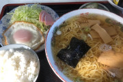 【画像】田舎のラーメン屋の定食wwwwwwww