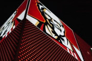 日本のKFCのサムライ姿のカーネルサンダースが話題にwww「マスクもコーデしてるww」「アメリカなら怒られそうw」海外の反応