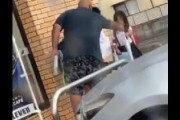 【感動】米軍ニキが雨宿り中の小学生に買った傘を渡し去ってゆく（動画）