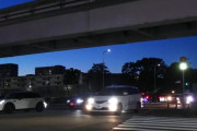 「ヘッドライトが眩しいクルマ」なぜ増えた？ 信号待ちで「ライト消さない人」が多数派になった理由とは
