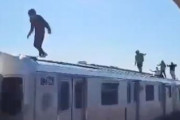 【動画】アメリカの陽キャ、地下鉄に飛び乗る遊びが流行する
