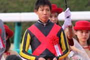落馬して負傷した北村友一騎手が背骨8本骨折の大けがと判明。「普通に歩けるようになるまでかなり時間掛かる」