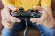 コロナ自粛生活で溜まるストレス・・・ゲームに熱中する夫を妻が注意し夫婦喧嘩、勉強をしない子供に手を上げる親