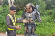 プレデターも警察に職質を受ける。タイの完璧すぎるプレデター、改造バイクで警察に止められる事案