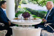 文在寅とバイデン「クラブケーキ」昼食会、日本の菅のハンバーガーとは対照的…会談時間も20分長くマスクもなし＝韓国の反応