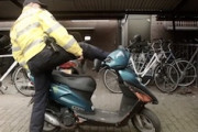 スクーターの盗み方を動画で解説してしまうオランダの警察さん。