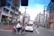 【動画】子供を乗せたママチャリさん、ノールック横断でやらかす