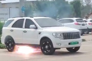 【動画】中国、駐車中の電気自動車の下部から突然、発火！火花がバチバチバチ～！