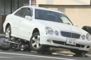 バイクがベンツの下敷きに、３０代男性は膝の痛みを訴え病院搬送