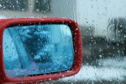 ドライバー『車のドアミラーに雨粒が付いて見えづらいわ～』ワイ『だったら・・・』