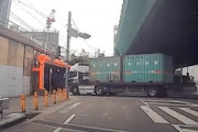 【大阪】それは無理！高さ制限に突っ込んだトレーラーが横転してしまう大事故。