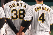 【画像】阪神の選手、集合写真でなぜか変な手のつなぎ方をする