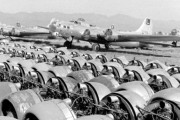 解体廃棄される運命を待つ米空軍のB-24・B-17爆撃機！