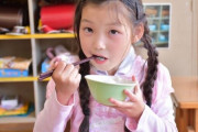 小学校の給食の時、よく班と向いあって一緒に食べてたよな