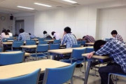 【悲報】制服着用必須の大学が見つかる