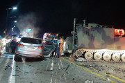 米軍装甲車に現代SUVが追突。4人全員死亡。 #画像有 |  何でこんな所装甲車走ってるのよ？  |  一波乱ありそう  |  まーた銅像が建つんか