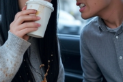 女さん「彼氏と結婚するか悩むなら彼氏の車でコーヒーをぶち撒けなさい」