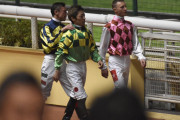 【競馬】[画像] 朗報！香港で騎乗した川田騎手、和やかな雰囲気でインタビューに応じる