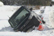 ノーマルタイヤ車、新潟の雪道で立ち往生  [12/5]