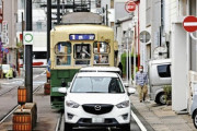 【悲報】長崎市、土地が無さすぎて路面電車と自動車が同じ道を走る