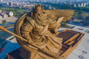 大きすぎる関羽像、人気の観光名所だったが違法建築認定で移転へ…中国荊州市！