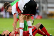 長谷部誠、肋骨骨折の疑い…シュツットガルト戦で味方GKトラップの膝が胸に直撃で「病院に向かった」（関連まとめ）
