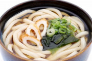 【悲報】1杯のうどんを2人で食べていた男、だしを足して貰えず店長に暴行