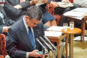 【動画】河野太郎大臣、国会答弁中にまさかのスマホ検索 ⇒ 注意され「あ、ダメなんですね」