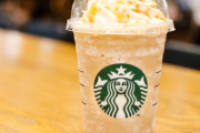 スタバでフラペチーノ頼んでもストローしか付けてくれないよな。生クリームどうやって食えってんだよ