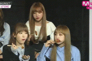 韓国人女性の食事をする姿を見た寿司女矢吹奈子の表情.GIF