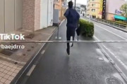 【動画】盗撮がバレたチー牛　足がもつれてすっ転ぶ