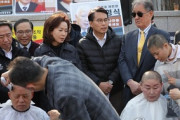 【成熟した民主主義】韓国の野党議員「私の髪の毛でわらじを編み憲法裁判官に送る」剃髪式を断行、頭を丸める