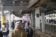 【動画】渋谷駅で人身事故。入線する山手線の前でレールに横たわる → 病院に運ばれるも命に別条なし