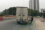 【動画】中国、自転車の当たり屋男、ギリギリの演技で転倒するもスルーされてしまう～！w