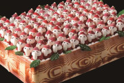 名古屋でサンタが100人乗ってるクリスマスケーキが発売されるんだって(画像）