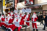 ヴィーガン「クリスマスにKFCを喰うな！」　渋谷のKFC前で抗議