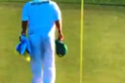 【動画】 松山英樹選手のキャディーの早藤将太さん、18番のピンを返した後に脱帽してグリーンにおじきをする姿にアメリカ人が衝撃を受ける