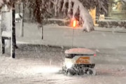 応援したくなる。大雪に苦労するデリバリーロボットの動画が人気に。